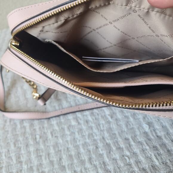 Michael Kors Pink and White Crossbody Bag with Gold Hardware - Picture 4 of 9